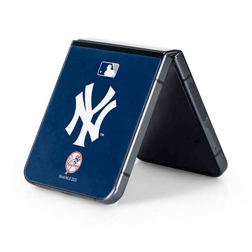 MLB New York Yankees - Solid Distressed Galaxy Z Flip5 5G Skin